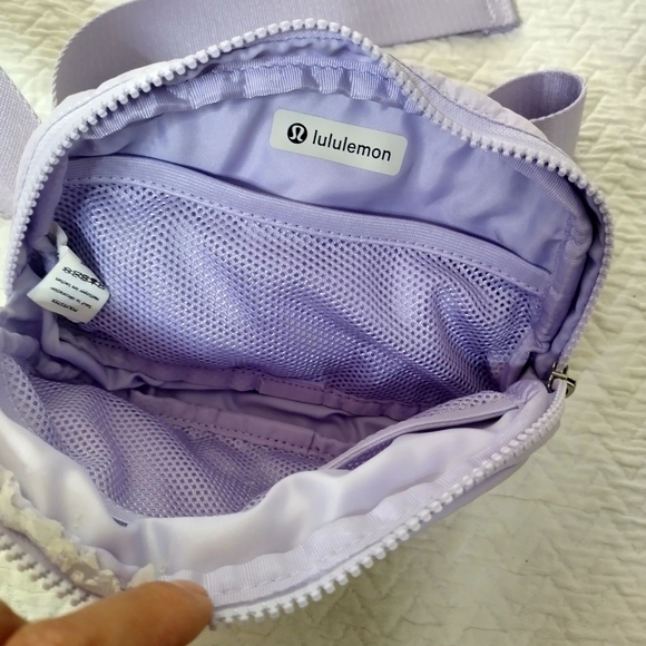 Everywhere Belt Bag with Long Strap 1L Lavender Fog Discontinued - Picture 4 of 5